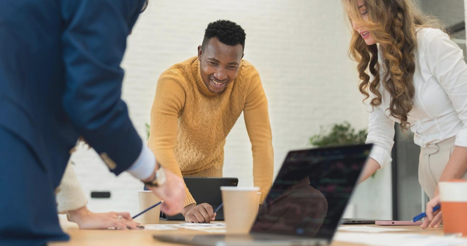 Persona trabajando en planificación financiera con documentos y ordenador