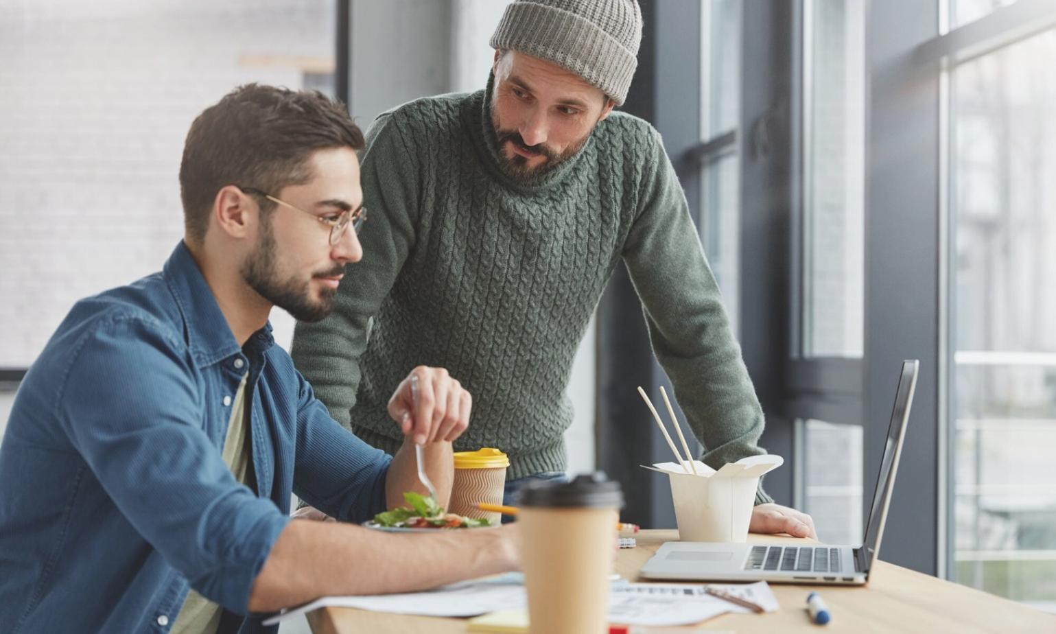 Espacio de trabajo con documentos financieros y calculadora